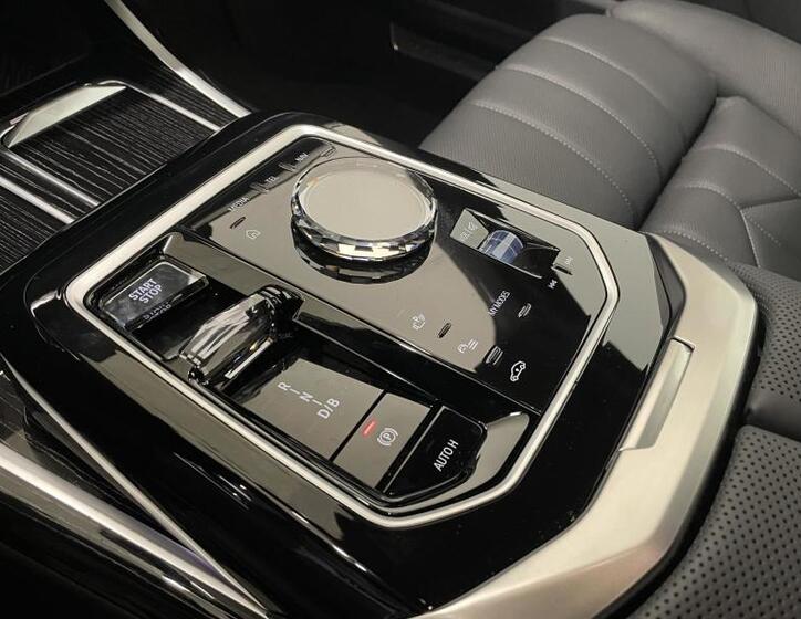 BMW i7 8