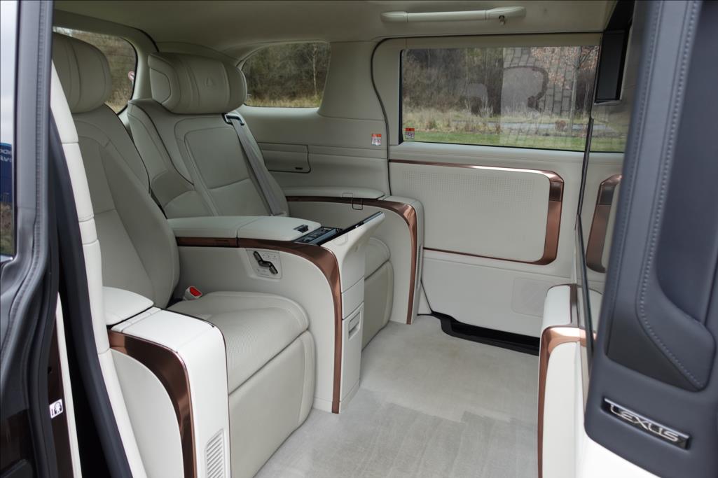 Lexus LM 350h