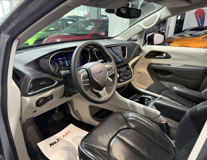 Chrysler Pacifica 9