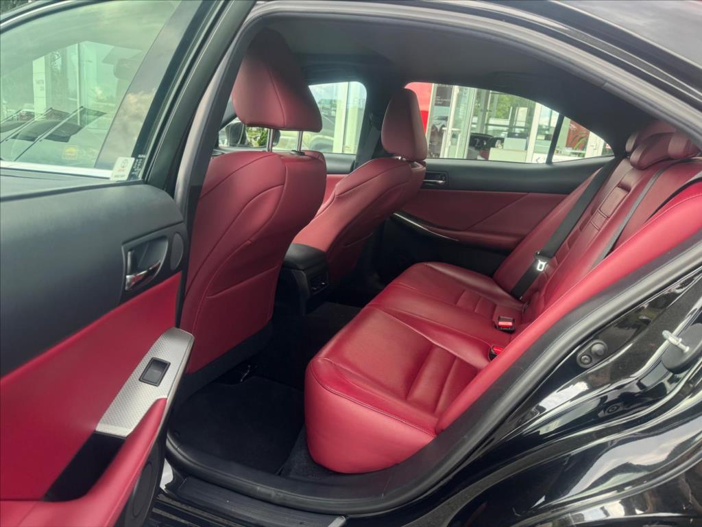 Lexus IS 300h 13