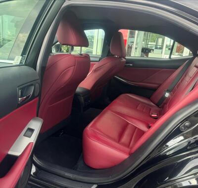 Lexus IS 300h 13