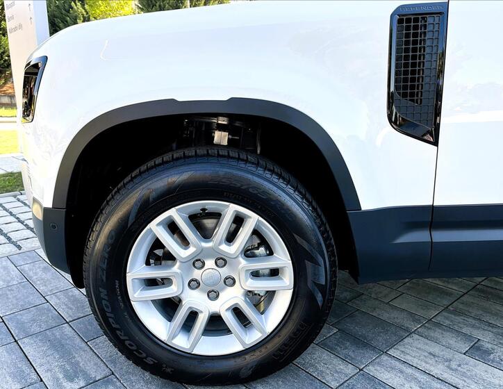 Land Rover Defender 3
