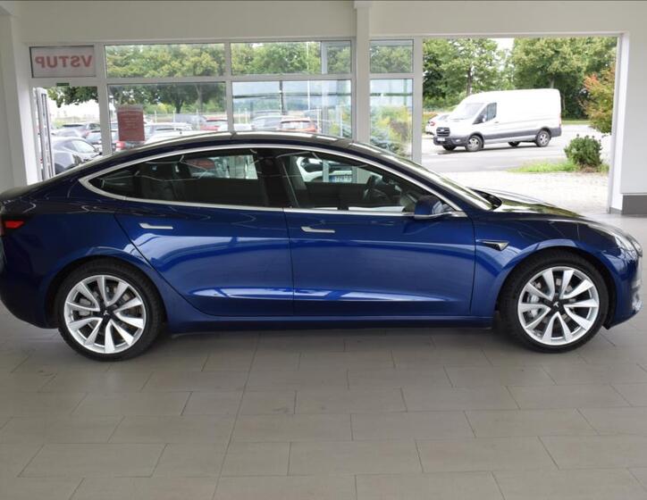 Tesla Model 3 4