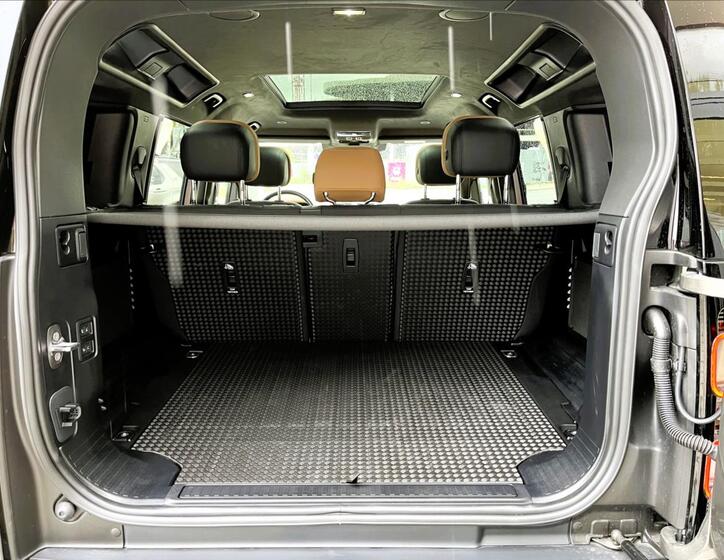 Land Rover Defender 7