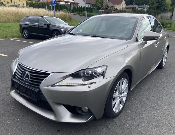 Lexus IS 300h 31