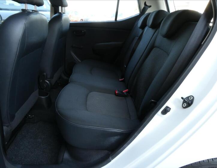 Hyundai i10 16