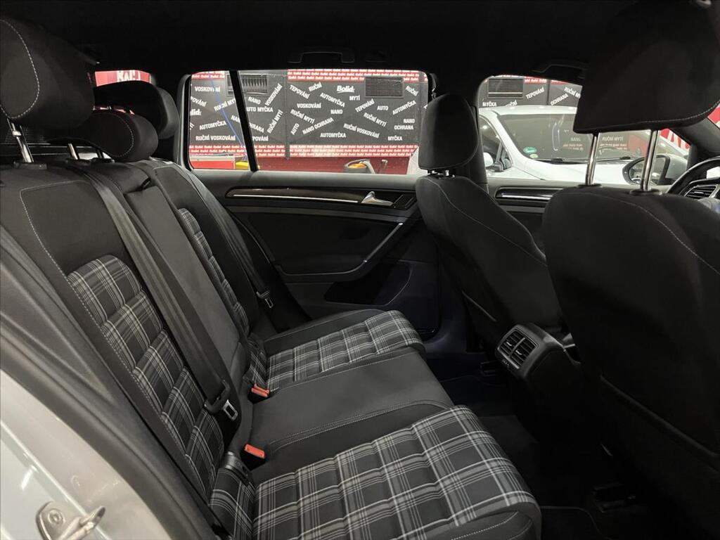 Volkswagen Golf 11