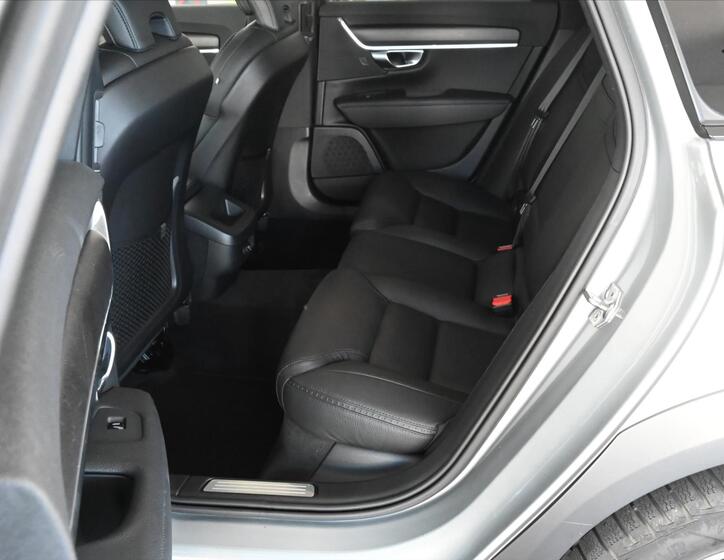 Volvo V90 10