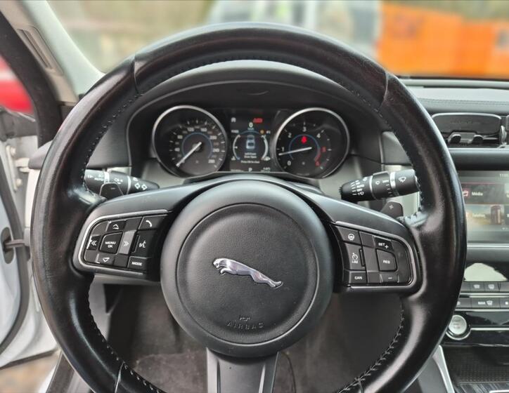 Jaguar XF 8