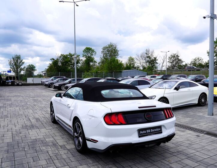 Ford Mustang 4