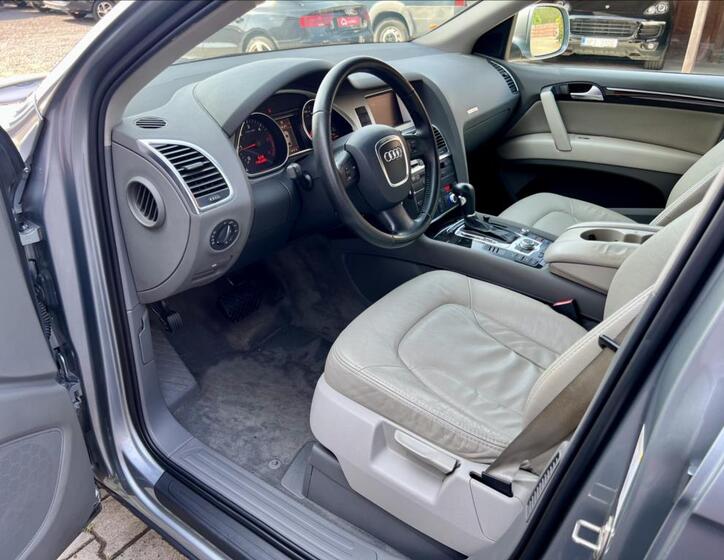 Audi Q7 11