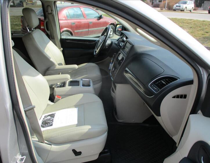 Chrysler Town & Country 16
