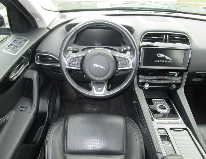 Jaguar F-Pace 10