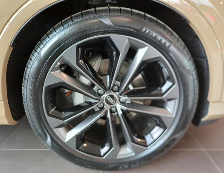 Audi Q7 11