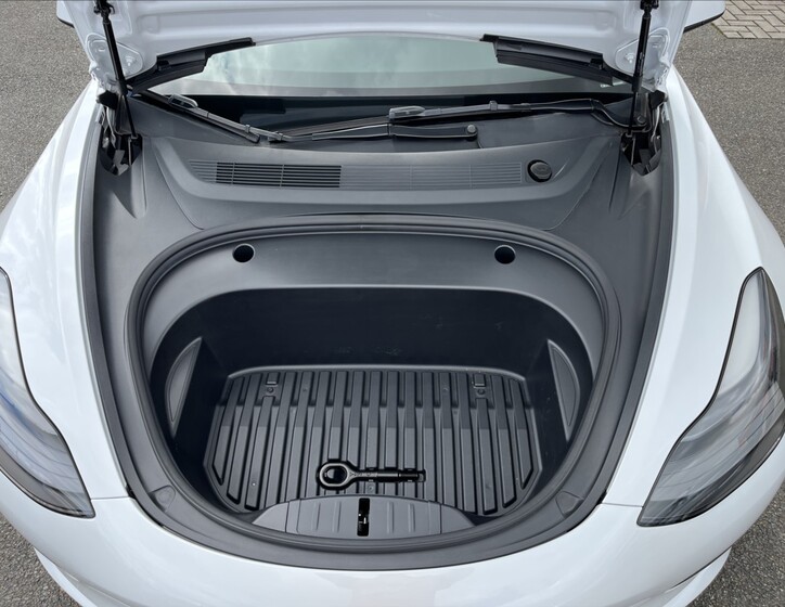 Tesla Model 3 32