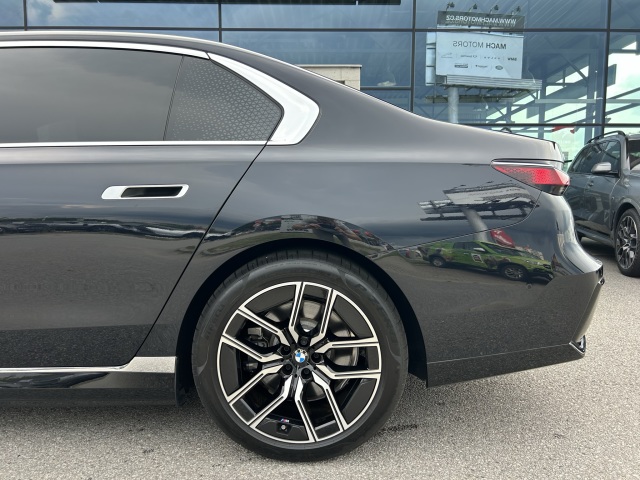 BMW i7