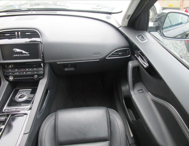 Jaguar F-Pace 12