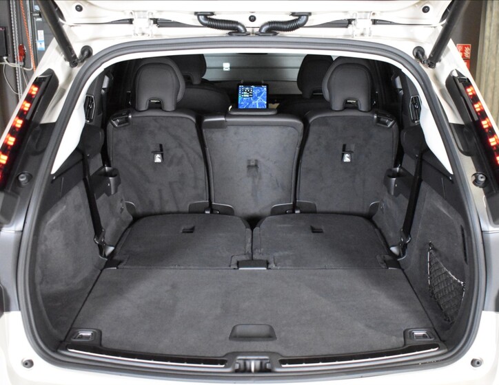 Volvo EX90 11