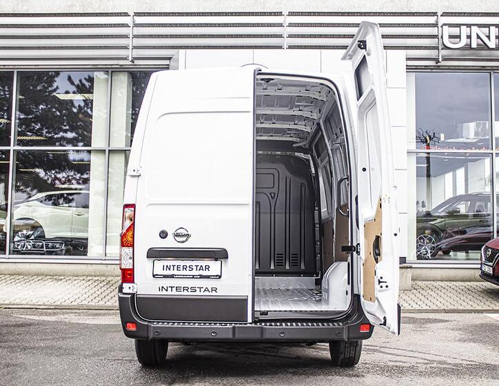 Nissan NV400 18