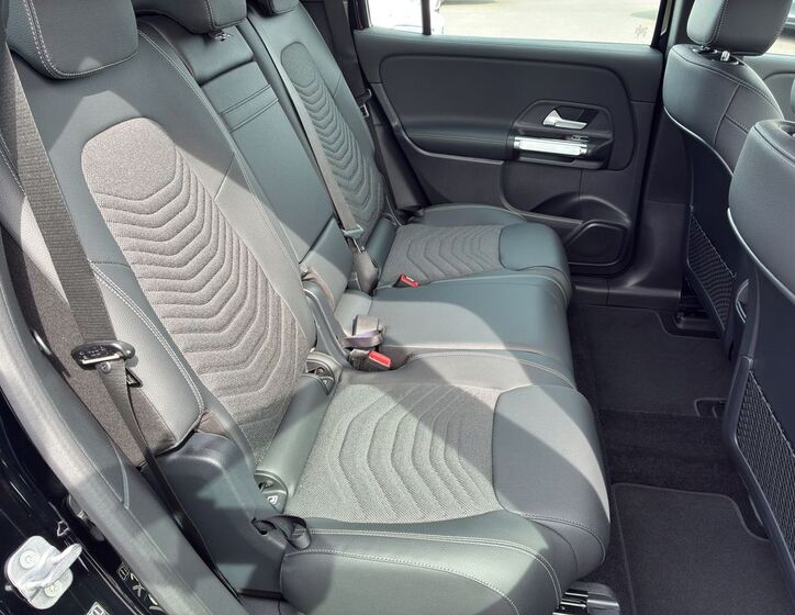 Mercedes-Benz EQB 7