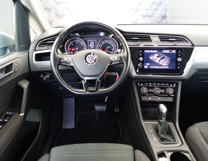 Volkswagen Touran 8