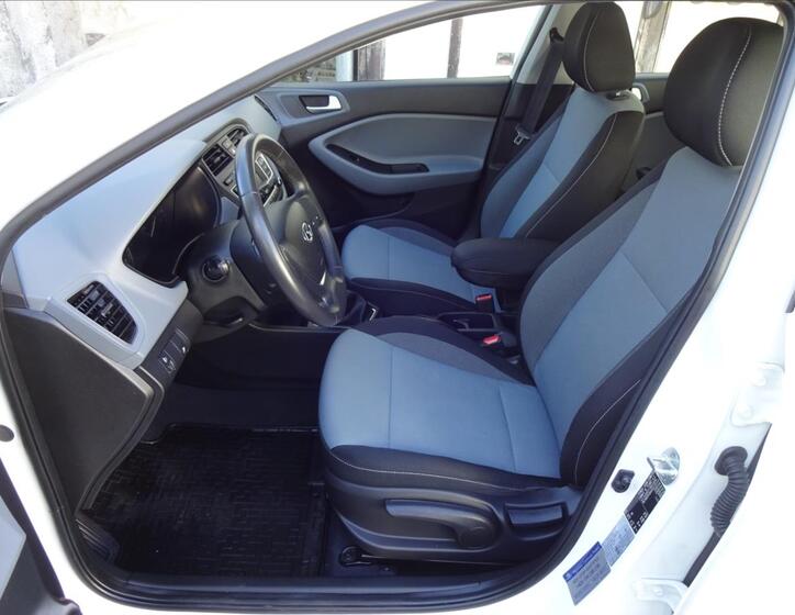 Hyundai i20 16