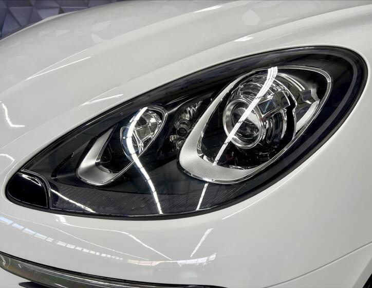 Porsche Macan 8
